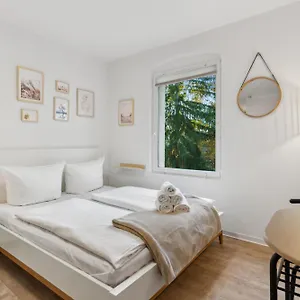 Apartment Vorstadtoase Fuer 2 - Netflix, Parkplatz, Naehe Ber, Queensize-bett, Eichwalde